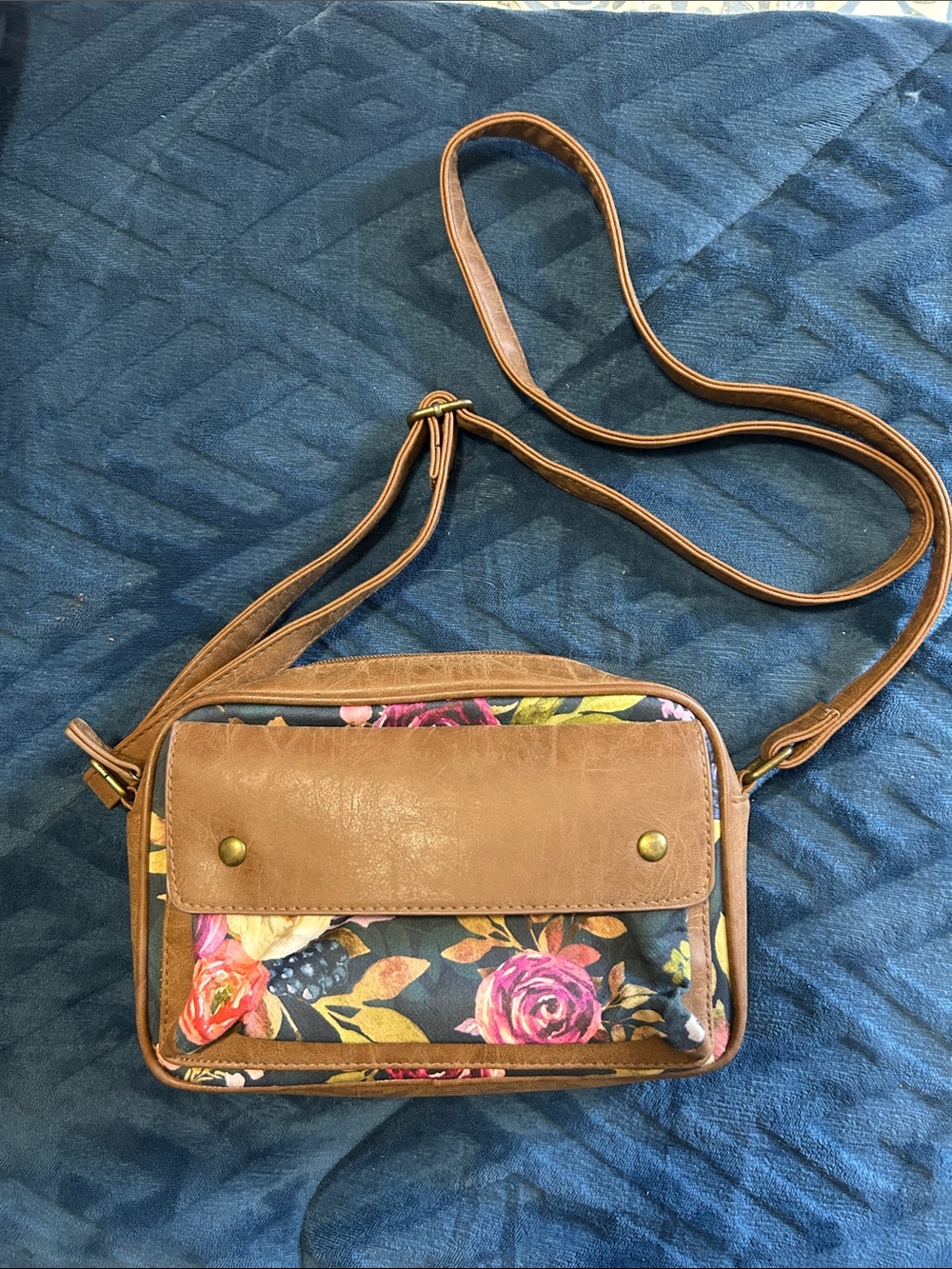 Donna Sharp Kentucky original Floral Print Crossbody Bag with Tan Trim